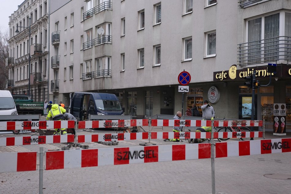 Łódź. Remont skrzyżowania Nawrot i Sienkiewicza w Łodzi. Drogowcy naprawiają jezdnię