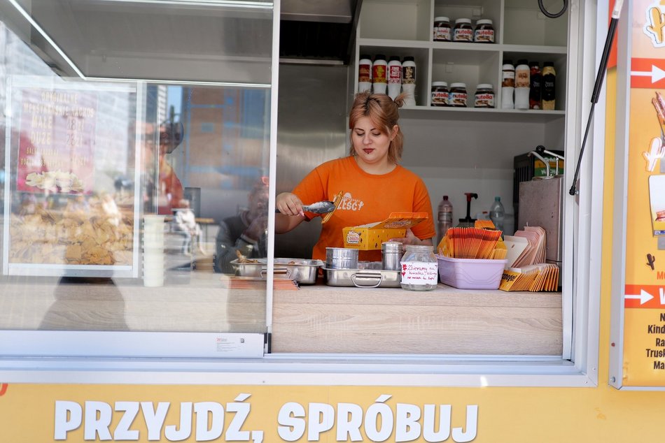 Łódź. Zlot food trucków w EC1 Łódź. Nie chce Ci się gotować? Koniecznie tam zajrzyj!