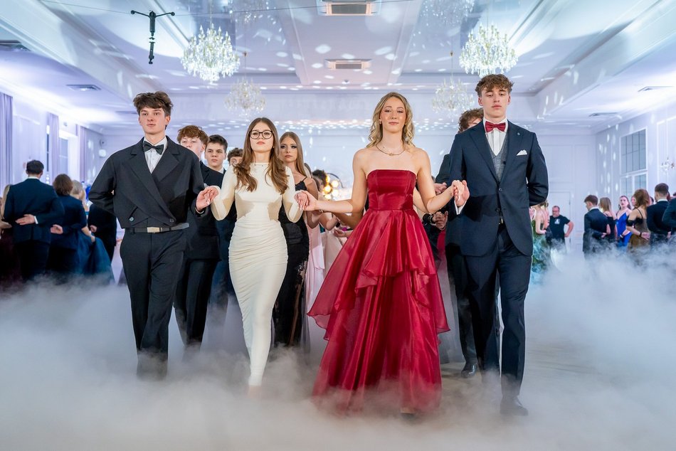 Łódź. Studniówka IV LO w Łodzi. Kreacje, które zapierały dech i radość na twarzach młodzieży