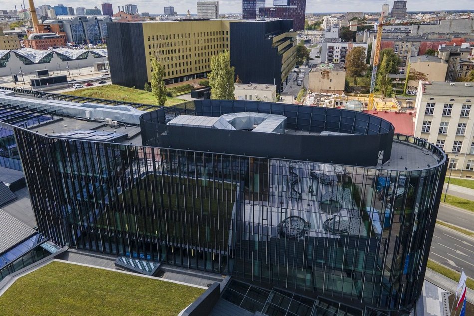 TOP 15 lustrzanych budynków w Łodzi. Zobaczysz w nich swoje odbicie