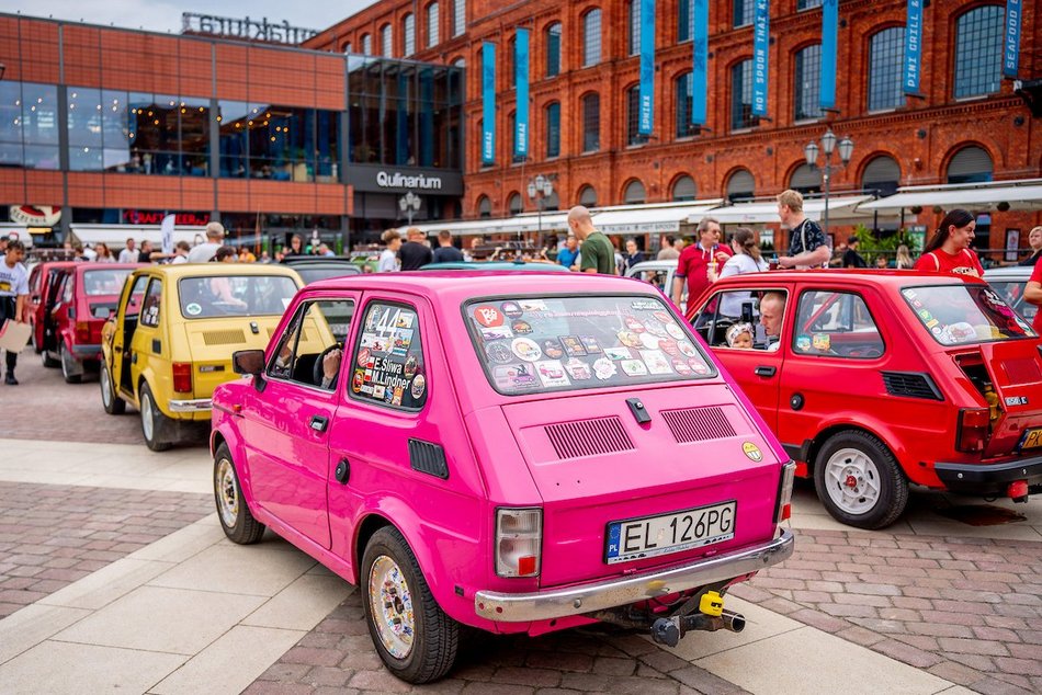 Łódź. Parada maluchów w Manufakturze! Kultowe fiaty 126p ciągle w modzie
