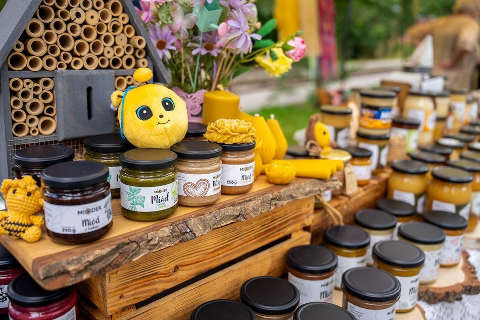 Łódź. Lipcowy targ staroci na Księżym Młynie. Miłośnicy rzeczy z duszą nie zawiedli