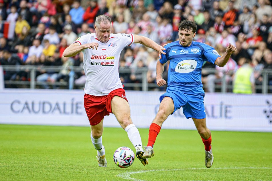 Łódź. Mecz Gwiazd w Łodzi. Na murawie Boniek, Krzynówek, Krychowiak