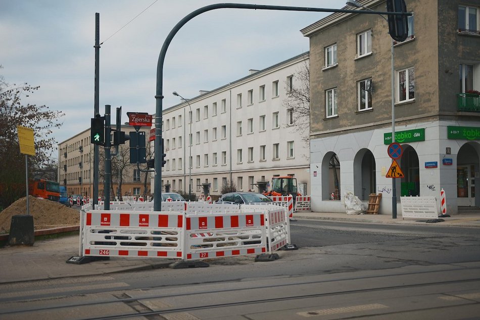 Łódź. Drogowcy ułożyli już nową nawierzchnię jezdni na Lutomierskiej