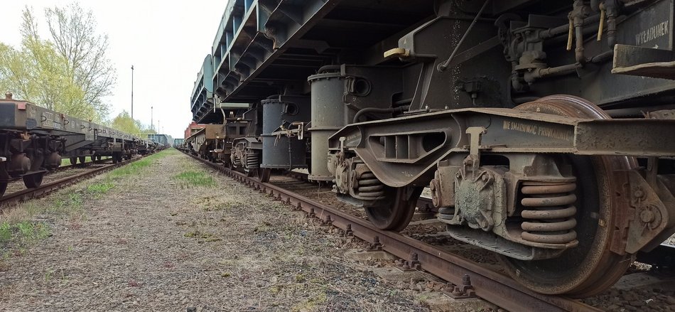 Cmentarz lokomotyw w Łodzi. Klimatyczne miejsce na Olechowie [ZDJĘCIA]