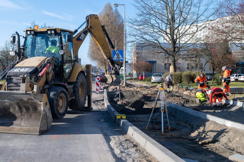 Łódź. Remont Bartoka w Łodzi. Jest już pierwsza warstwa jezdni, trwa budowa parkingów i chodników