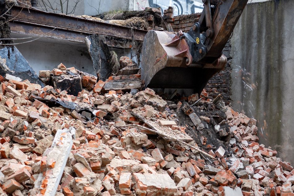Łódź. Wyburzanie rudery przy Gdańskiej w Łodzi. To kolejny ze 161 budynków do rozbiórki