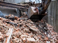 Łódź. Wyburzanie rudery przy Gdańskiej w Łodzi. To kolejny ze 161 budynków do rozbiórki