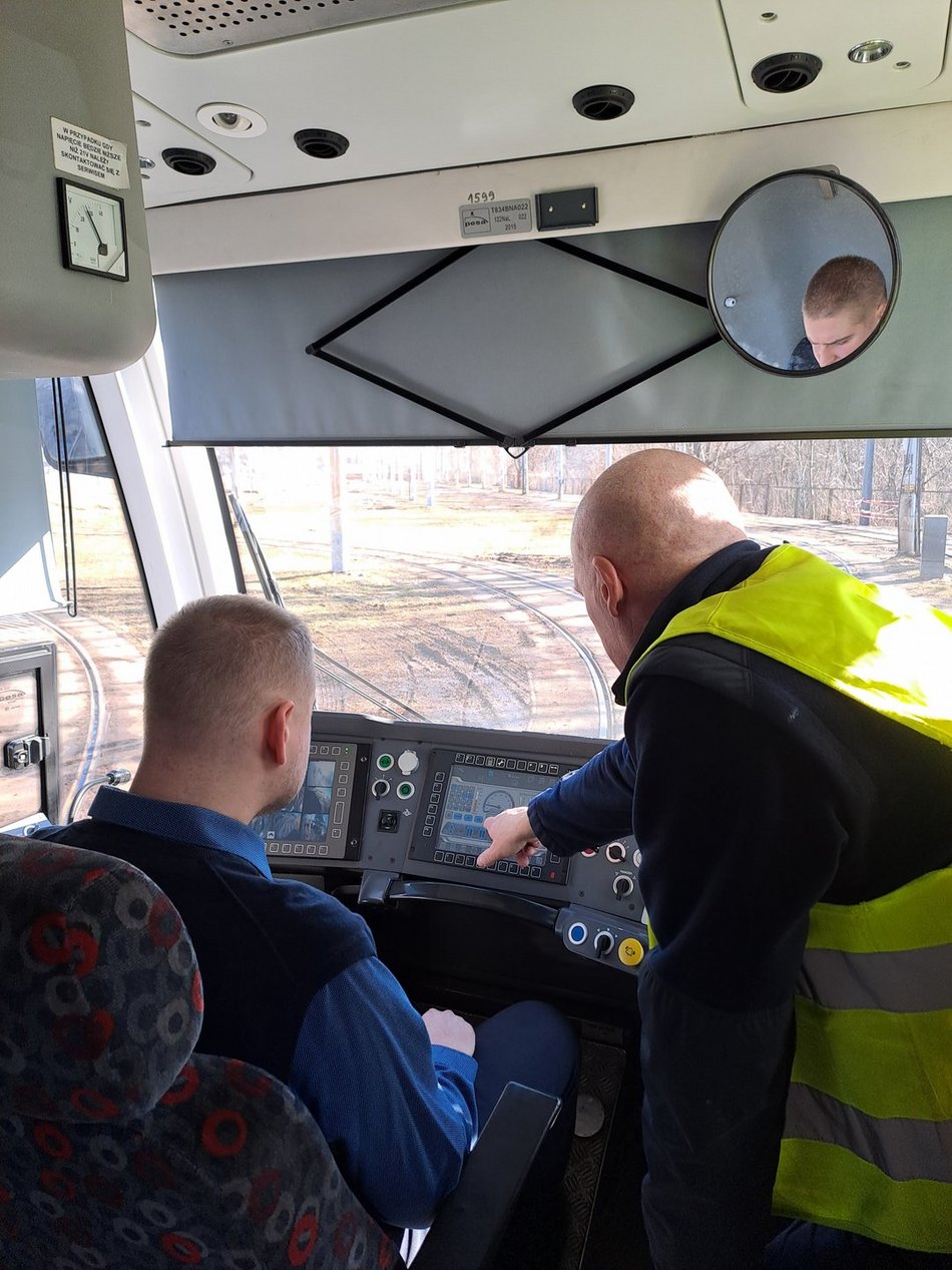 Łódź. Pan Bartosz prowadzi tramwaj MPK Łódź