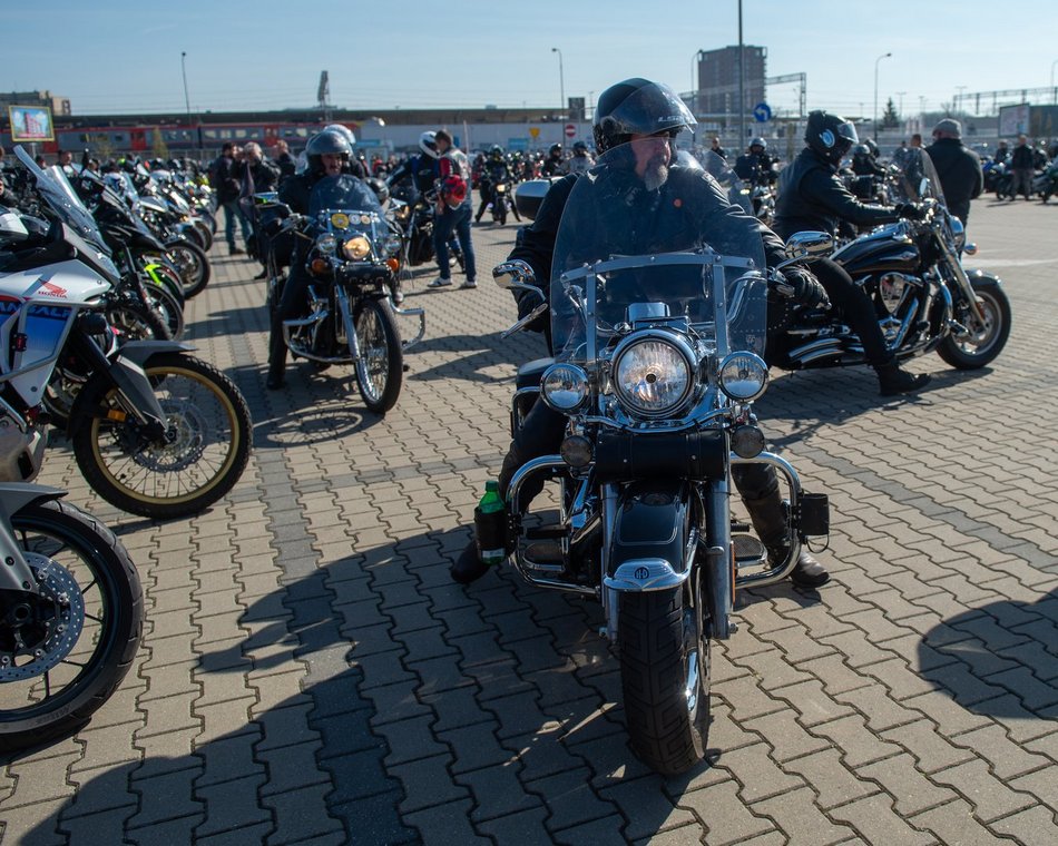 Parada motocyklistów przejechała ulicami Łodzi. Sezon rozpoczęty! Byłeś?