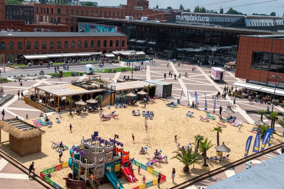 Łódź. Plaża i beach bar wracają do Manufaktury w Łodzi! Kiedy wielkie otwarcia?