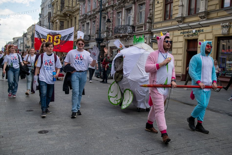 Łódź. Juwenalia 2025 w Łodzi. Kolorowy pochód studentów przeszedł Piotrkowską!
