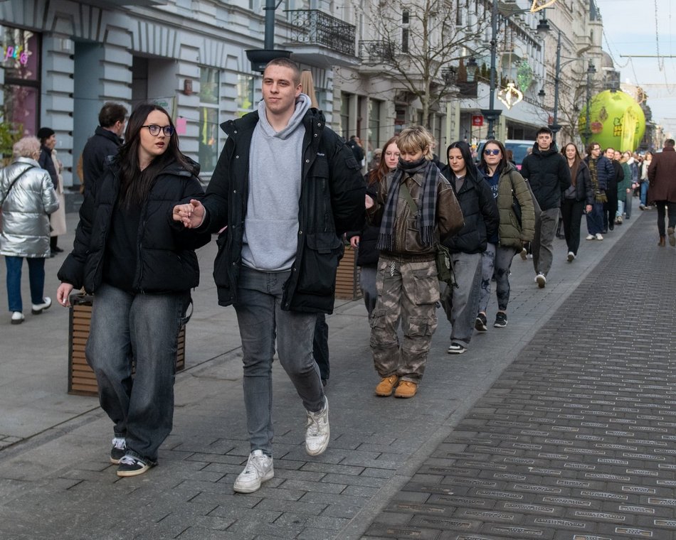 Łódź. Polonez dla Łodzi. Tłumy maturzystów zatańczyły na Piotrkowskiej. Razem z nimi łodzianie!