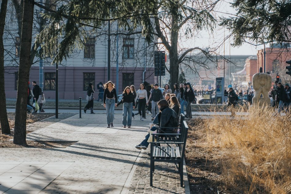 Łódź. Łódź nie tęskni za zimą! Tłumy Łodzian spacerowały po Piotrkowskiej i Parku Staromiejskim
