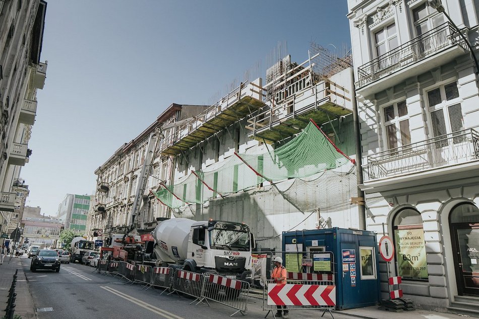 Łódź. Budowa parkingów wielopoziomowych w Łodzi. Powstają kolejne piętra. Kiedy koniec prac?