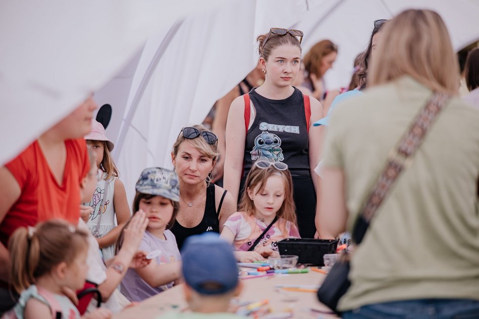 Łódź. Miejski Dzień Dziecka 2025 w Łodzi. Majka Jeżowska, dmuchańce i pokazy [ZDJĘCIA]