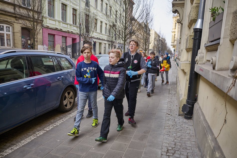 Uczniowie Szkoły Podstawowej nr 70 sprzątają Łódź