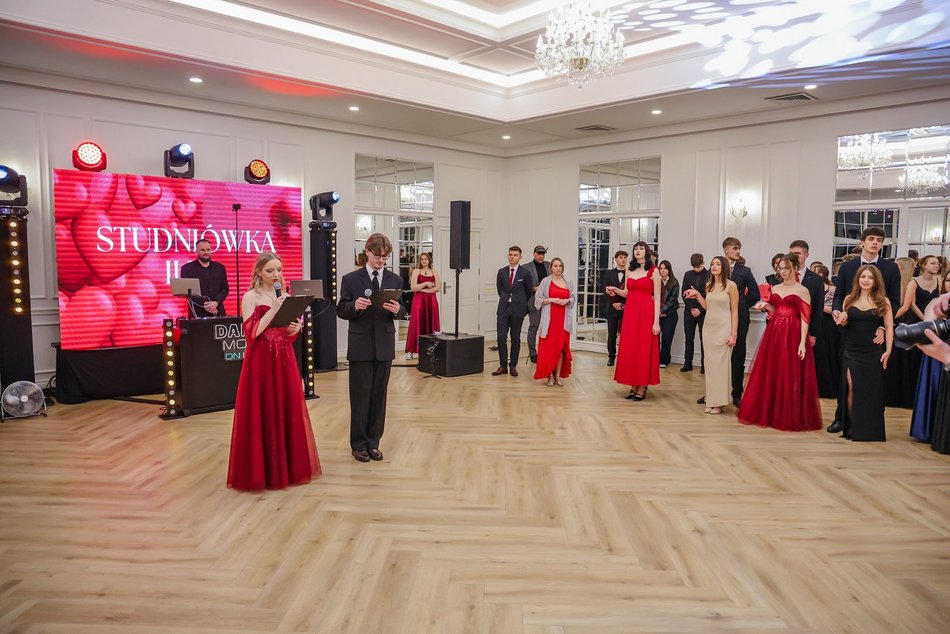 Łódź. Studniówka II LO w Łodzi. Wspaniali maturzyści świętowali w Pałacu Skotniki