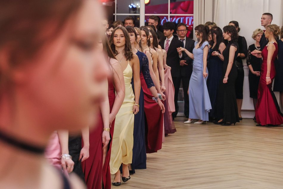 Łódź. Studniówka II LO w Łodzi. Wspaniali maturzyści świętowali w Pałacu Skotniki