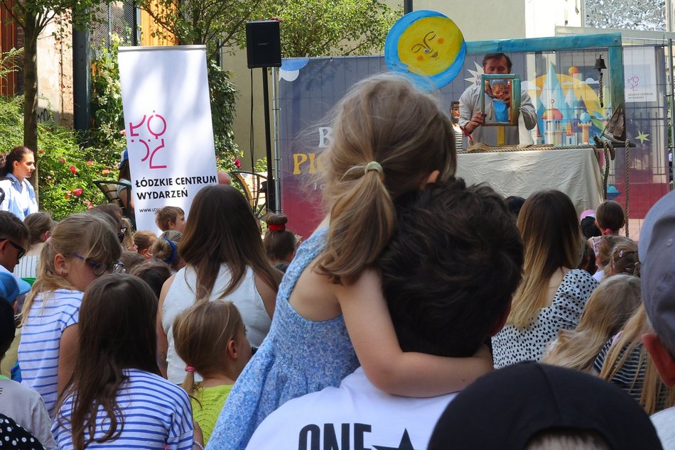 Łódź. Baśniowa Piotrkowska w Łodzi. Teatr Barnaby zachwycił dzieci!