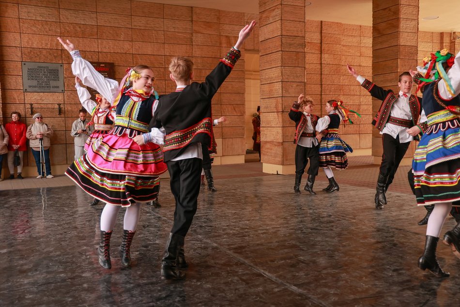 Łódź. Łodzianie uczcili je tańcem przy pomniku pisarza