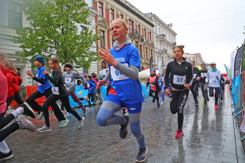 Mini Bieg Ulicą Piotrkowską w Łodzi w deszczu. To nie zepsuło jednak imprezy