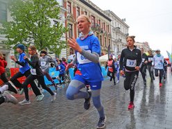 Mini Bieg Ulicą Piotrkowską w Łodzi w deszczu. To nie zepsuło jednak imprezy