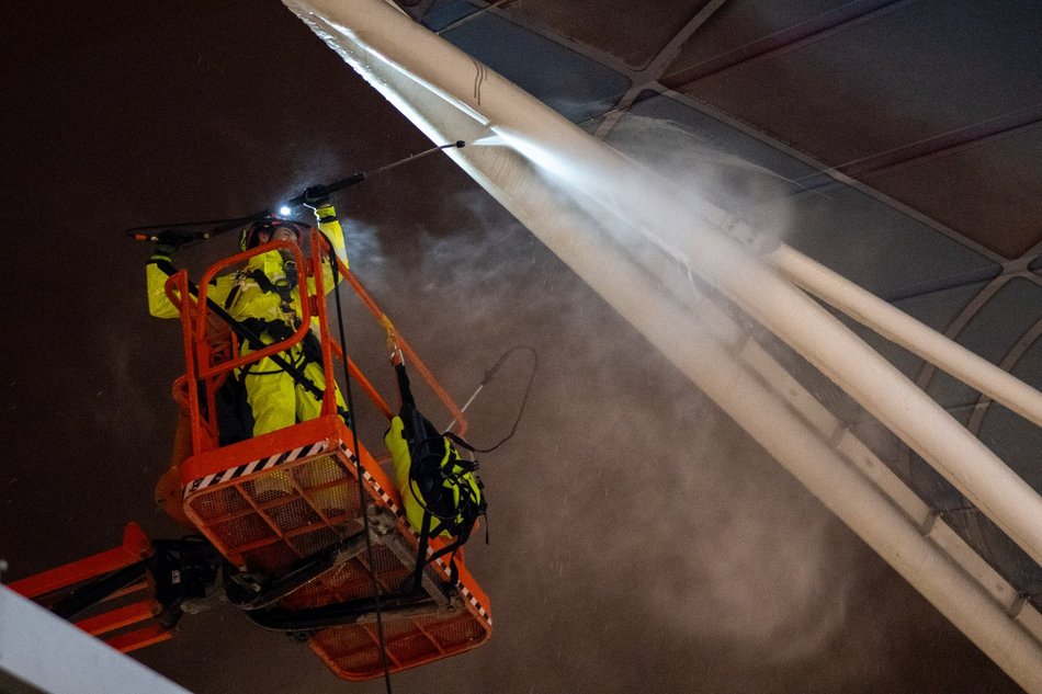 Wielkie sprzątanie Stajni Jednorożców. Przystanek umyty po sam dach!