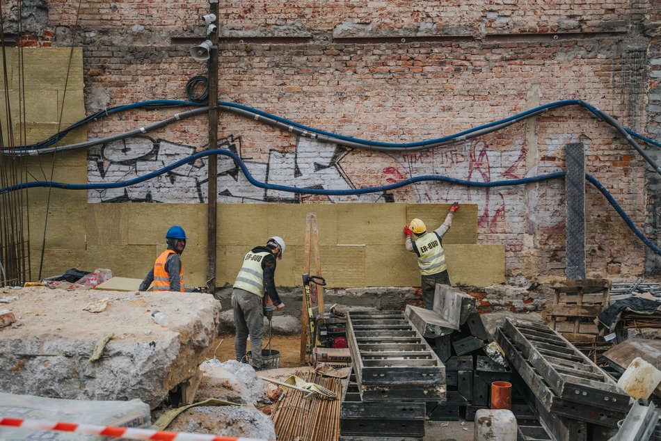 Łódź. Odbudowa zawalonej kamienicy przy Rewolucji w Łodzi. Widać już nowe ściany i piętra