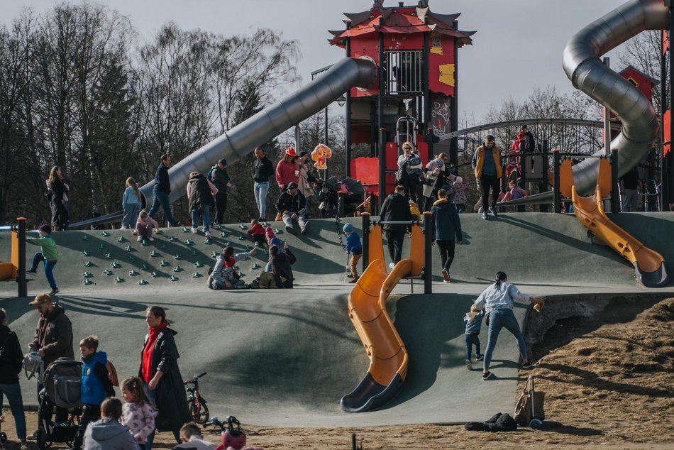Łódź. Dobra pogoda w Łodzi sprzyja spacerowaniu! Tłumy w Parku na Zdrowiu w Łodzi