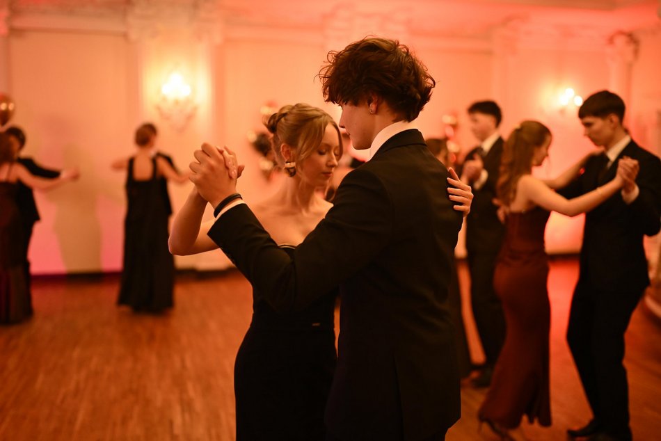 Studniówka III LO w Łodzi. Szyk i elegancja w Białym Pałacu