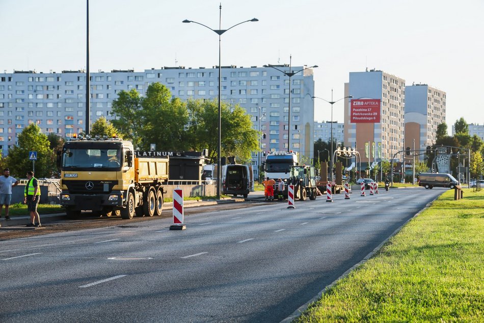 Łódź. Wieczorny remont Rokicińskiej w Łodzi. Kiedy drogowcy położą nowy asfalt?