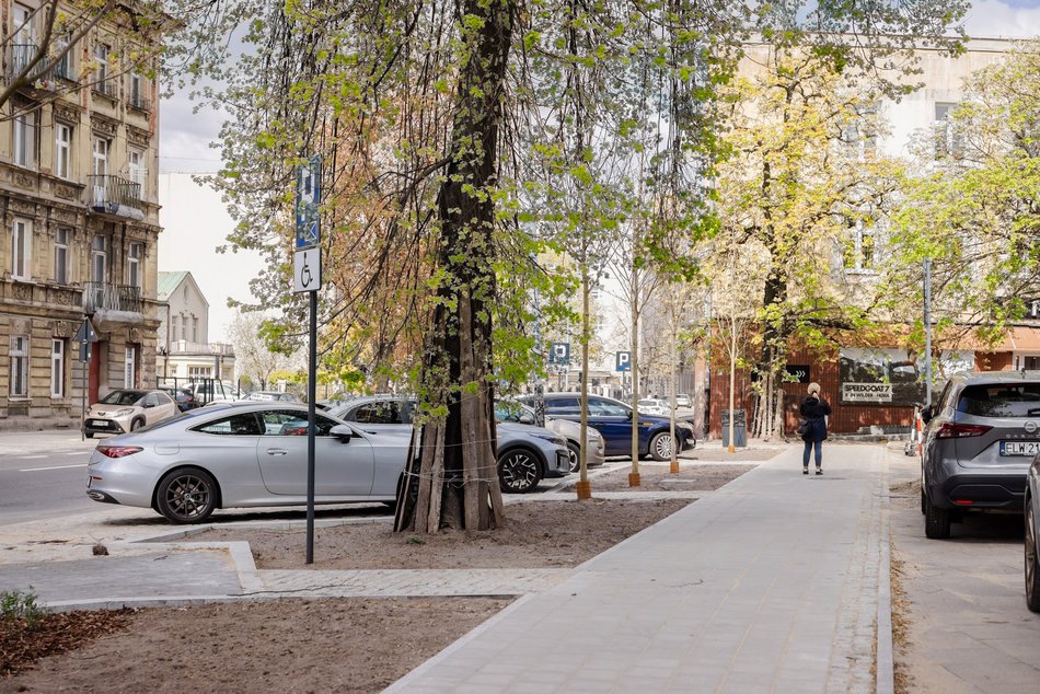 Łódź. Żeromskiego w Łodzi po remoncie. Chodniki bez aut, nowe parkingi i dużo zieleni