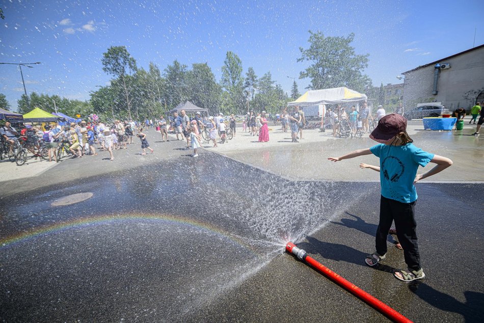 Łódź. Piknik otwarcia Szczecińskiej w Łodzi wielkim hitem. Tłumy łodzian bawią się świetnie
