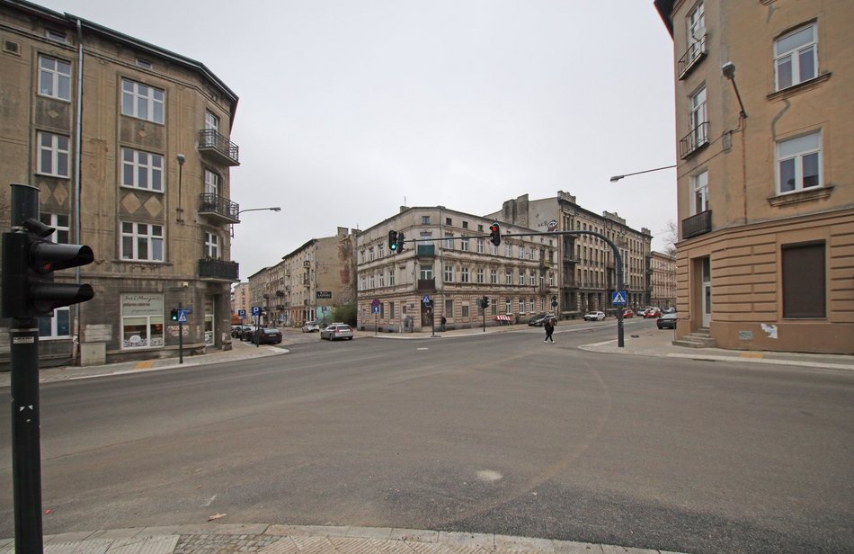 Nowy asfalt na Struga. Powrót autobusu MPK Łódź na swoją trasę.