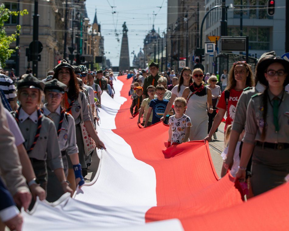 Łódź biało-czerwona. Ulicami miasta przeszedł marsz z okazji Dnia Flagi Rzeczypospolitej Polskiej