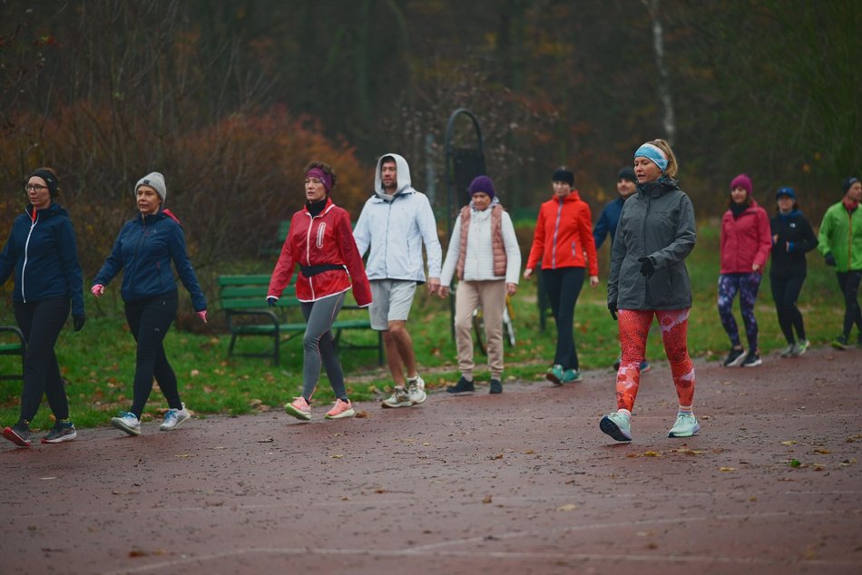 Łódź. Slow jogging w parku Julianowskim. Biegaczom z Łodzi niestraszna jesienna aura