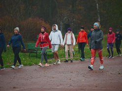 Łódź. Slow jogging w parku Julianowskim. Biegaczom z Łodzi niestraszna jesienna aura