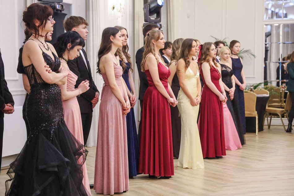 Łódź. Studniówka II LO w Łodzi. Wspaniali maturzyści świętowali w Pałacu Skotniki