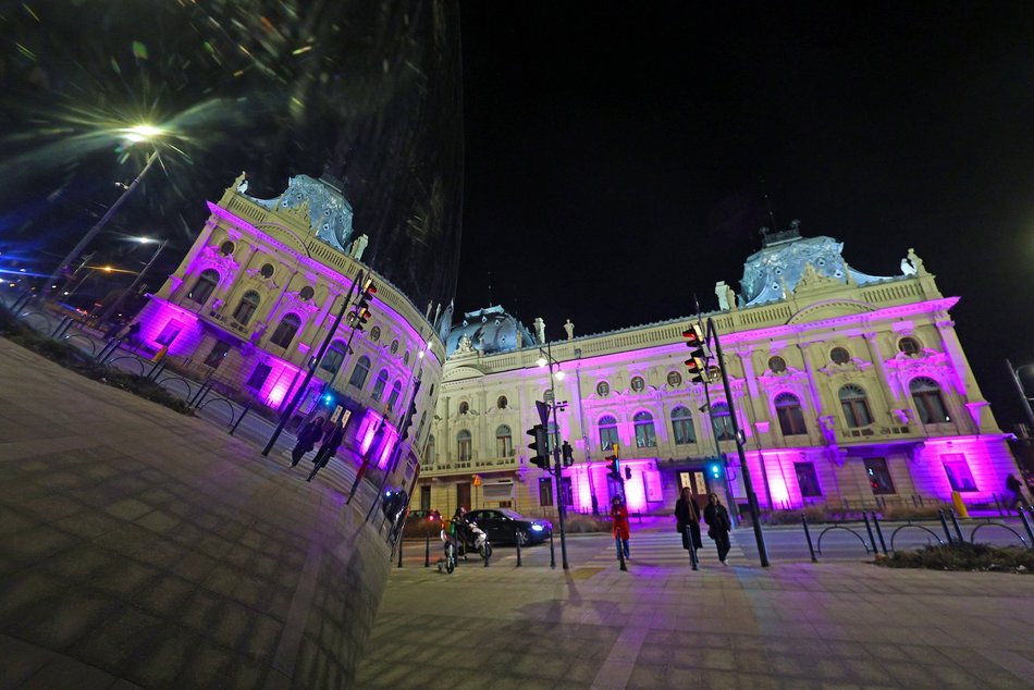 Łódź. Światowy Dzień Świadomości HPV w Łodzi. Pałac Poznańskiego w fioletowych barwach