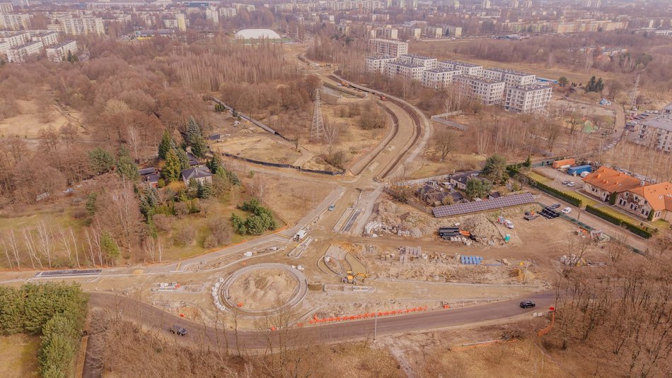 Łódź. Przedłużenie Kaczeńcowej w Łodzi. Nowe rondo przy Rąbieńskiej nabiera kształtów