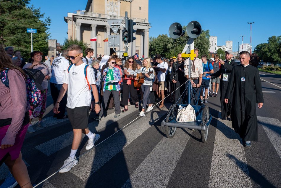 Łódź. Ruszyła 100. Piesza Pielgrzymka Łódzka na Jasną Górę. Maszeruje ponad 200 pątników!