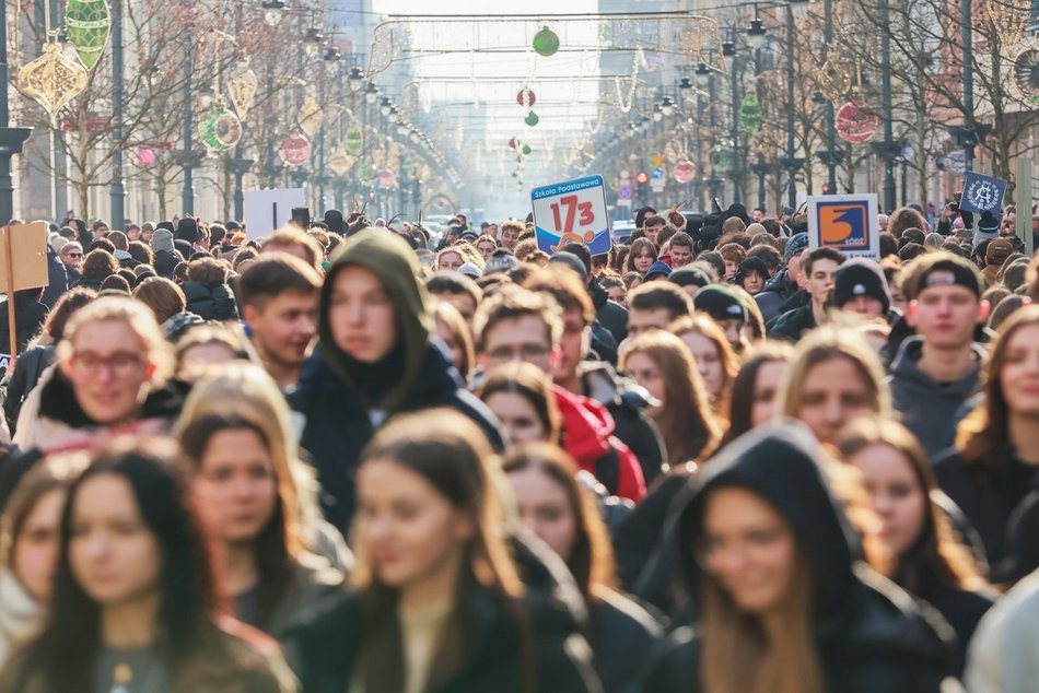 Łódź. Polonez dla Łodzi. Tłumy maturzystów zatańczyły na Piotrkowskiej. Razem z nimi łodzianie!