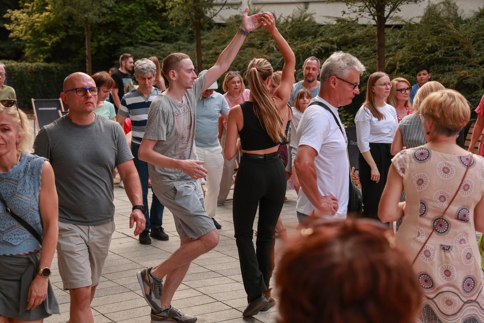 Łódź. Niedzielna potańcówka przy Piotrkowskiej. Łodzianie potrafią się bawić!