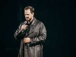 Rafał Pacześ wystąpił w Atlas Arenie. Salwy śmiechu wywołał program „Prokura Tour’a”