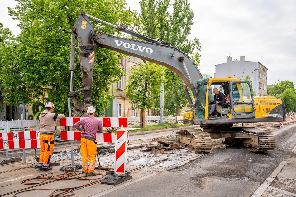 Łódź. Remont Rzgowskiej w Łodzi na pełnych obrotach. Zniknęło torowisko MPK Łódź i stary asfalt!