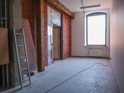 Łódź. Remont fabryki przy Sienkiewicza. Nowe wnętrza, winda, schody i brama do budynków