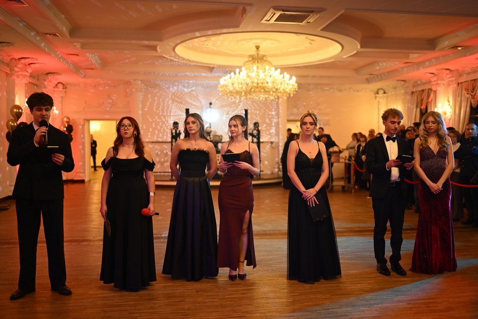 Studniówka III LO w Łodzi. Szyk i elegancja w Białym Pałacu