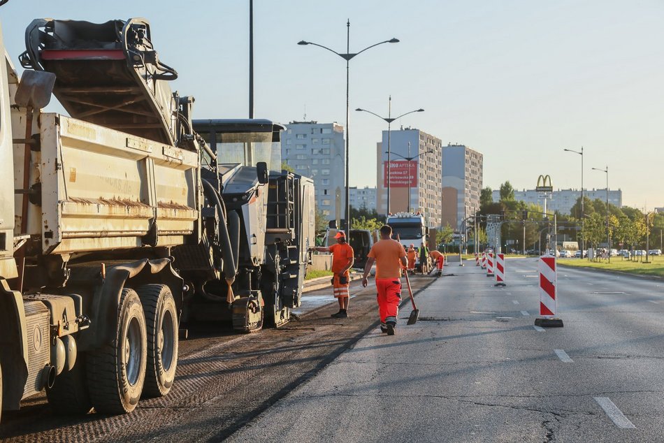 Łódź. Wieczorny remont Rokicińskiej w Łodzi. Kiedy drogowcy położą nowy asfalt?