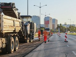 Łódź. Wieczorny remont Rokicińskiej w Łodzi. Kiedy drogowcy położą nowy asfalt?